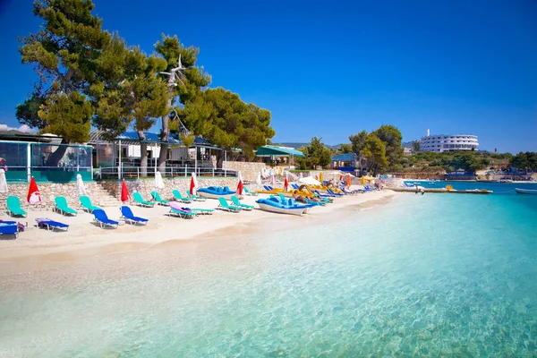 Sonnenschirme Und Liegestühle Schönen Strand Von Ksamil Albanien — Stockfoto