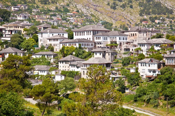 アルバニア ジロカスターの伝統的なアルバニアの家のパノラマビュー — ストック写真