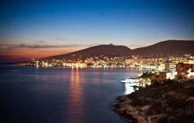 Arnavutluk 'ta gece Sarande kentine panoramik manzara.