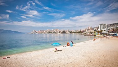 Arnavutluk 'un Saranda kentindeki Pablic plajı. Saranda, Arnavutluk 'un en önemli ve en popüler tatil beldelerinden biri..