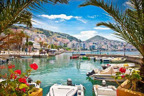 Saranda 'nın İyon Denizi' ndeki şehir limanı. Arnavutluk.