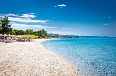 Kassandra yarımadasında Akra Glarokavos yakınlarındaki güzel Paradiso kumsalı, Hakidiki, Yunanistan.