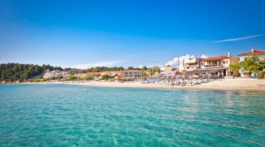 Kassandra yarımadasındaki Sivri kum plajı, Halkidiki, Yunanistan.
