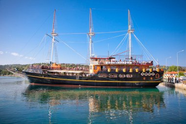 Hakidiki, Yunanistan-25 Mayıs 2014: 25 Mayıs 2014 tarihinde Yunanistan 'ın Ormos Panagias kentinde turistlere yönelik korsan gemisi. Korsan gemisi turistleri kutsal Athos yarımadası, Halkidiki, Yunanistan üzerinden taşıyor.