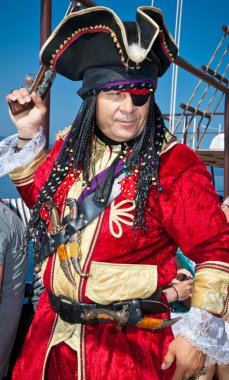 Hakidiki, Yunanistan-25 Mayıs 2014: Korsan 25 Mayıs 2014 tarihinde Yunanistan 'ın Ormos Panagias kentinde turistleri ağırladı. Korsan gemisi turistleri kutsal Athos yarımadası, Halkidiki, Yunanistan üzerinden taşıyor.