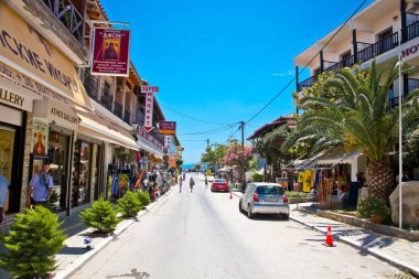 Athos, Yunanistan-25 Mayıs 2014: Ouranoupolis 'in ana caddesi 25 Mayıs 2014 tarihinde Yunanistan' ın belki de daha az tanınan köşelerinden biridir. Kutsal Athos Dağı 'nın manastırlarına giriyoruz..