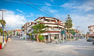 Hanioti, Yunanistan - 25 Mayıs 2014: 26 Mayıs 2014 tarihinde Hanioti 'nin merkez meydanı, Halkidiki. Yunanistan. Chaniotis her yıl 200 binden fazla Avrupalı turisti ziyaret ediyor.. 