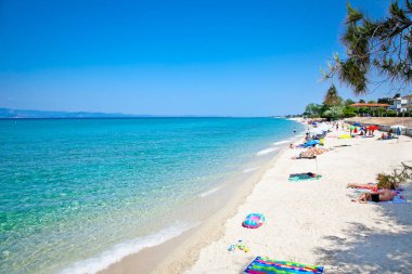 Kasandra yarımadasındaki güzel Hanioti plajı, Halkidiki, Yunanistan.