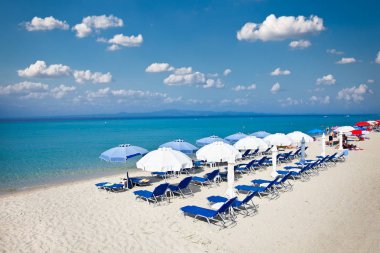 Kasandra yarımadasındaki güzel Polychrono plajı, Halkidiki, Yunanistan.