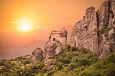 Aziz Nicholas Anapausas 'ın kutsal manastırı gün batımında Yunanistan' ın Meteora şehrinde. Meteora, doğal kum taşı sütunları üzerine inşa edilmiş Ortodoks 6 manastır kompleksidir..