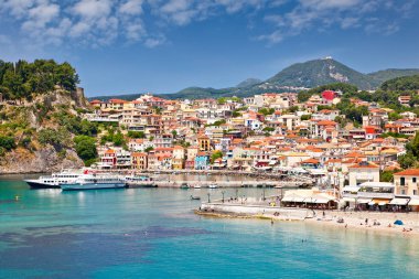 Parga limanının güzel panoramik manzarası ve ev renkleri, Yunanistan.