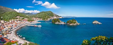 Yunanistan 'ın Parga limanının güzel panoramik manzarası.