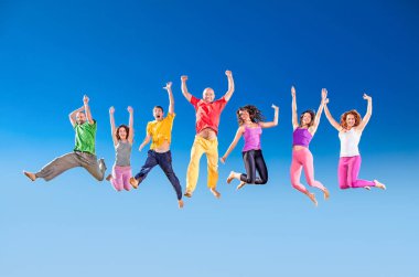 Gökyüzünün arka planında mutlu bir gülümseme grubu