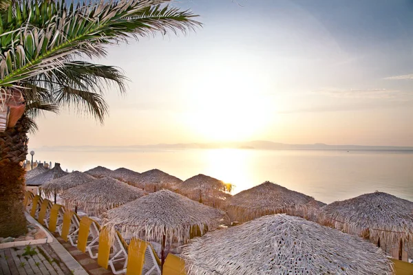 Strandparasol Het Strand Bij Zonsondergang Hanioti Griekenland — Stockfoto