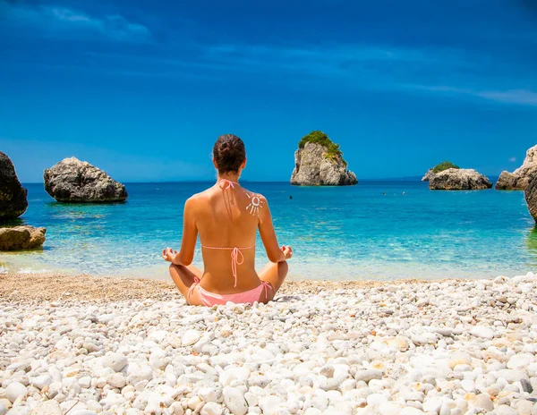 Bela Jovem Descontraída Tem Uma Meditação Grécia — Fotografia de Stock