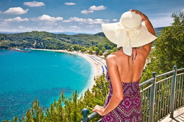 Piękna Kobieta Patrząca Plażę Valtos Pobliżu Miasta Parga Grecji — Zdjęcie stockowe