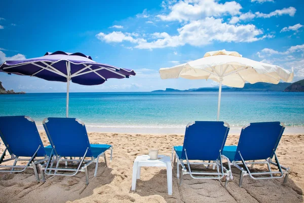 Deckchair Gyönyörű Lichnos Strand Közelében Parga Falu Görögország — Stock Fotó