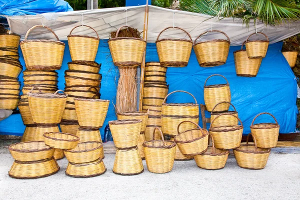 希腊伊萨卡岛生态村手工制作的柳条筐 — 图库照片