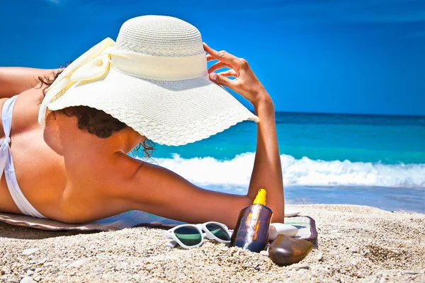 Mulher Bonita Chapéu Sol Desfrutando Vista Para Praia Grécia — Fotografia de Stock