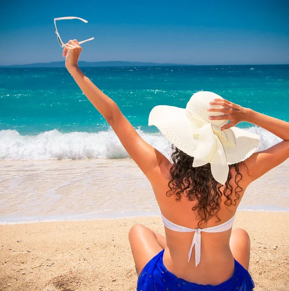 Mulher Bonita Chapéu Sol Desfrutando Praia Grécia — Fotografia de Stock