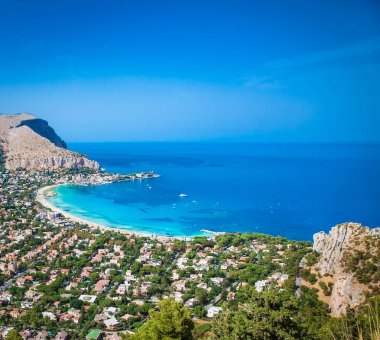Palermo, Sicilya 'daki Mondello beyaz kumlu plajında panoramik manzara. İtalya.