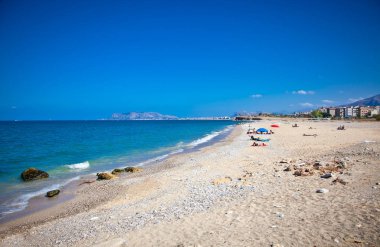 Palermo plajında güneşli bir günün tadını çıkaran insanlar. Sicilya.