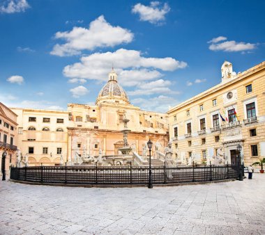 Palermo, Sicilya, İtalya 'daki Piazza Pretoria üzerine Fontana Pretoria.