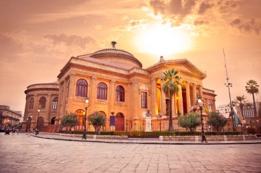 Massimo Tiyatrosu, Palermo 'da opera binası. Sicilya, İtalya. Akşam fotoğrafı..