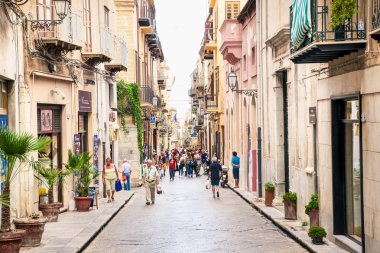 Cefalu, Sicilya - 16 Eylül 2014: Cefalu, İtalya 'nın ortaçağ kenti Sicilya' da turist dolu eski Akdeniz kayığı. Sicilya 'nın kuzey kıyısında, Palermo' ya 70 km mesafede yer almaktadır..