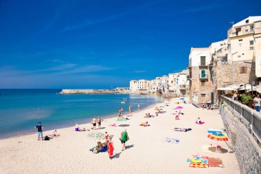 Cefalu, Sicilya-Sep 16. 2014: Cefalu, Sicilya, İtalya 'da 16. Cefalu tarihi bir şehir ve deniz kıyısında bir tatil köyüdür..