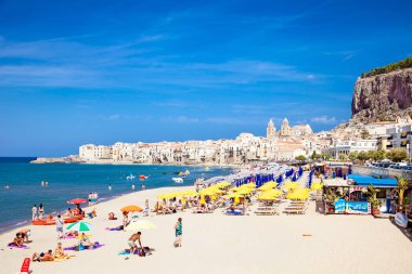 Cefalu, Sicilya-Sep 16. 2014: Cefalu, Sicilya, İtalya 'da 16. Cefalu tarihi bir şehir ve deniz kıyısında bir tatil köyüdür..