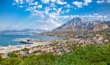 Termini Imerese, Sicilya, İtalya limanında güzel panoramik manzara.