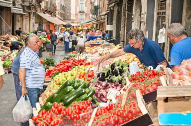 Catania, İtalya - 17 Eylül 2014: 17 Eylül 2014 tarihinde Catania 'daki tarihi sokak pazarında tanımlanamayan müşteriler ve satıcılar. Bu pazarın birkaç asırlık tarihi var..