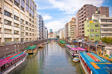 Tokyo, Japonya 'da Ginza yakınlarındaki Nihombashi bölgesinde Kandagawa Nehri manzarası.