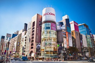 Tokyo, Japonya - 28 Ekim 2014: Ginza alışveriş bölgesi 28 Ekim 2014, Tokyo, Japonya. Ginza 2,4 km uzunluğunda ve dünyanın en tanınmış alışveriş merkezlerinden biridir..