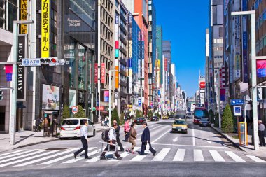 Tokyo - 28 Ekim 2014: Ginza alışveriş bölgesi 28 Ekim 2014, Tokyo, Japonya. Ginza 2,4 km uzunluğunda ve dünyanın en tanınmış alışveriş merkezlerinden biridir..