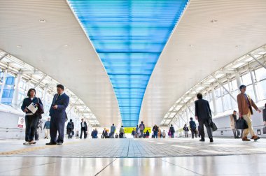 Odaiba, Tokyo - 10 Kasım 2014: Japonya Demiryolu ve metro hatlarının Odaiba tren istasyonunun geçidi. Odaiba Tokyo 'da büyük bir yapay adadır..