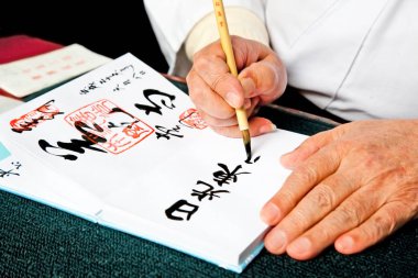 Nikko, Japonya - 15 Ekim 2014: 15 Ekim 2014 tarihinde Japonya 'nın Nilkko kentinde Japon kaligrafi Shodo el yazısı yazıları. Hodo Japon kaligrafi sanatıdır. Shodo' nun İngilizce doğrudan çevirisi 