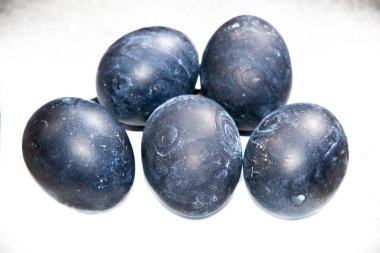 Owakudani Vadisi 'ndeki maden suyunda kaynamış yumurta (Hakone, Kanagawa Bölgesi, Japonya' da aktif sülfür menfezleri ve sıcak pınarları olan volkanik vadi))