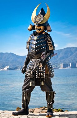 Miyajima, Japonya - 19 Ekim 2014: Japon samuray kostümlü adam 19 Ekim 2014 tarihinde, Miyajima, Japonya 'da. Samuraylar Şogun 'un ordusundaki askerlerdi ve Orta Çağ' da Japonya 'nın her yerinden korkuyorlardı..
