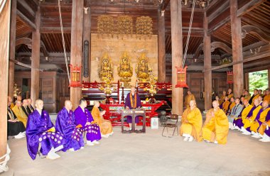 Kyoto, Japonya-Ekim 23, 2014: Sennyu-ji Tapınağı 'nda 23 Ekim 2014 tarihinde Japonya' nın Kyoto kentinde düzenlenen tören. Sennyu-ji, Japonya 'nın Higashiyama-ku kentindeki Shingon Budizm Tapınağı' nın bir üyesidir..