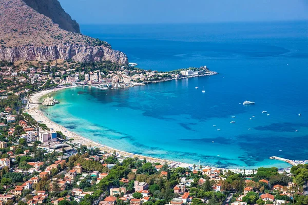 Palermo, Sicilya 'daki Mondello beyaz kumlu plajında panoramik manzara. İtalya.