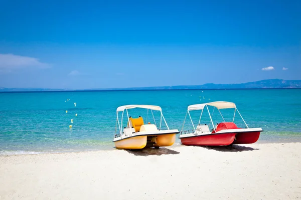 Gyönyörű Hanioti Strand Színes Pedálokkal Kasandra Félszigeten Halkidiki Görögország — Stock Fotó