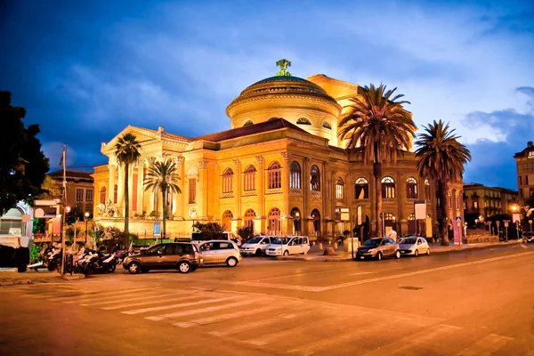 Massimo Tiyatrosu, Palermo 'da opera binası. Sicilya, İtalya. Gece fotoğrafı..