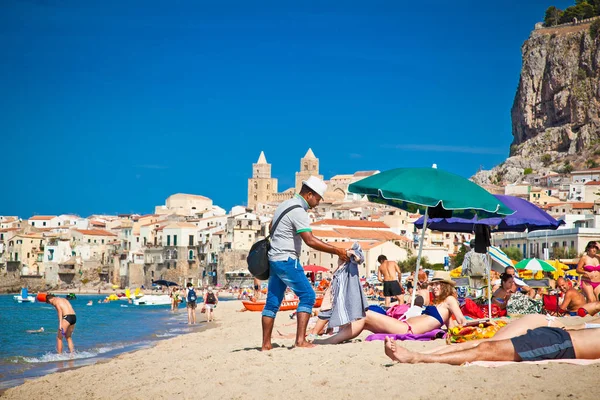 Cefalu Sicily Sep 2014 Pessoas Não Identificadas Praia Areia Cefalu — Fotografia de Stock