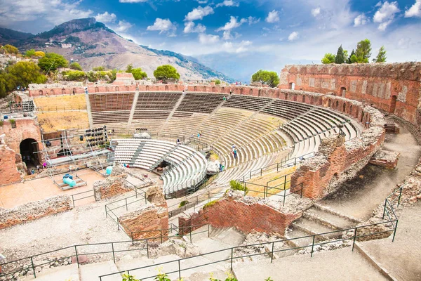 意大利西西里陶尔米纳的古老圆形剧场Teatro Greco是西西里最有名的遗址之一 — 图库照片