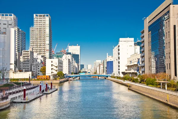 Odaiba bölgesinde birçok su kanalı vardır, Tokyo, Japonya. Odaiba, 19. yüzyılın sonlarında kurulmuş bir yapay ada grubudur..