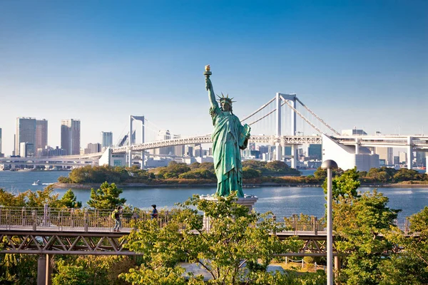 Lady Liberty Juxtaposed Rainbow Bridge Tokyo Japan — Stock Photo, Image