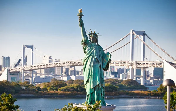 Lady Liberty Juxtaposed Rainbow Bridge Tokyo Japan — Stock Photo, Image