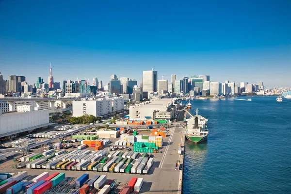 日本东京Odaiba的Sumida河港口集装箱船视图 免版税图库图片